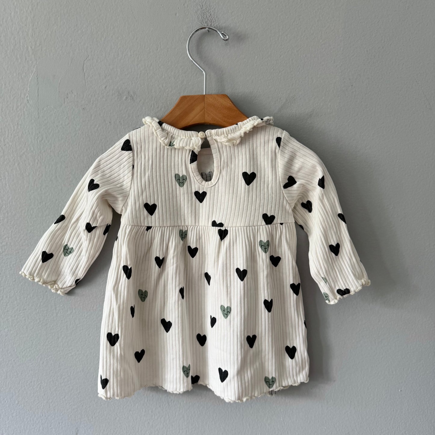 H&M / White ribbed x heart dress / 6M