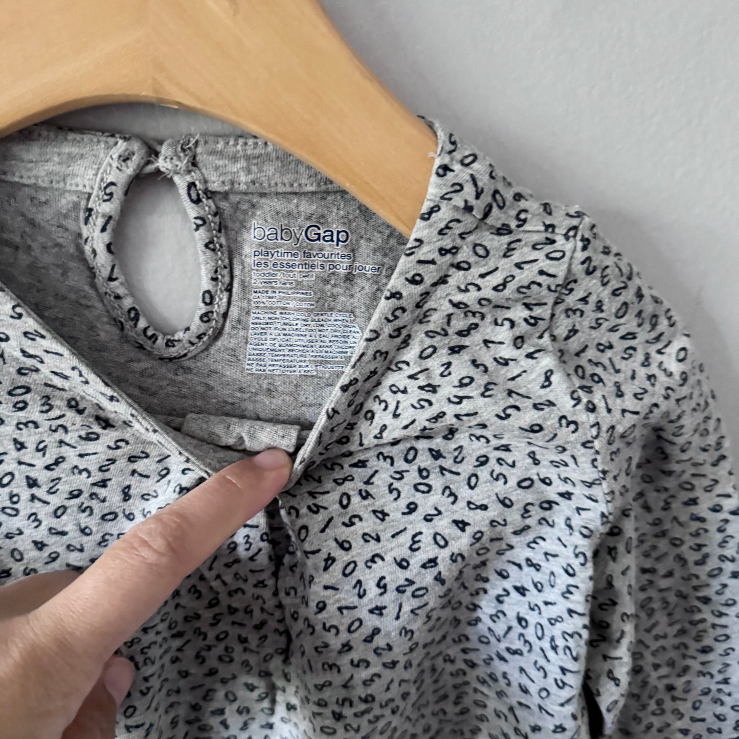 Gap / Light grey number long sleeve / 2Y