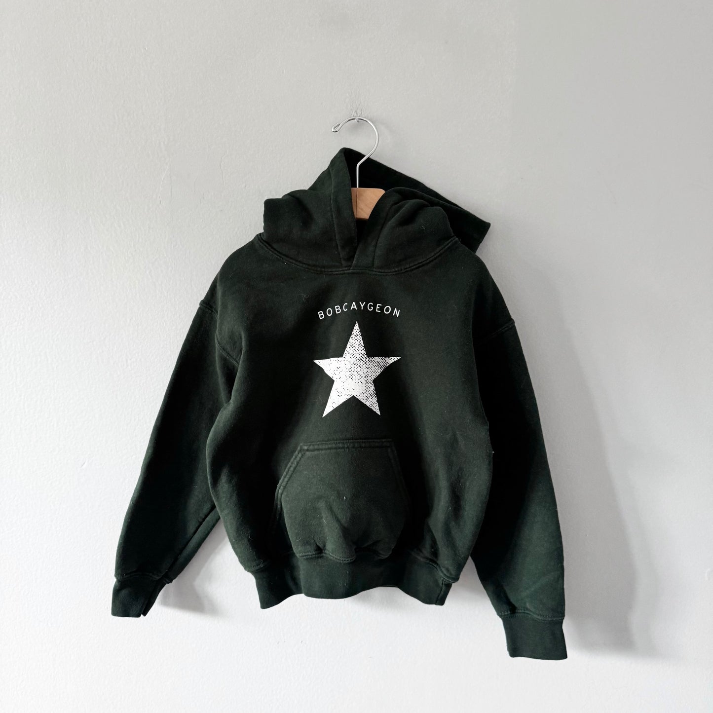 Bobcaygeon / Sweat à capuche vert foncé / 4 ans