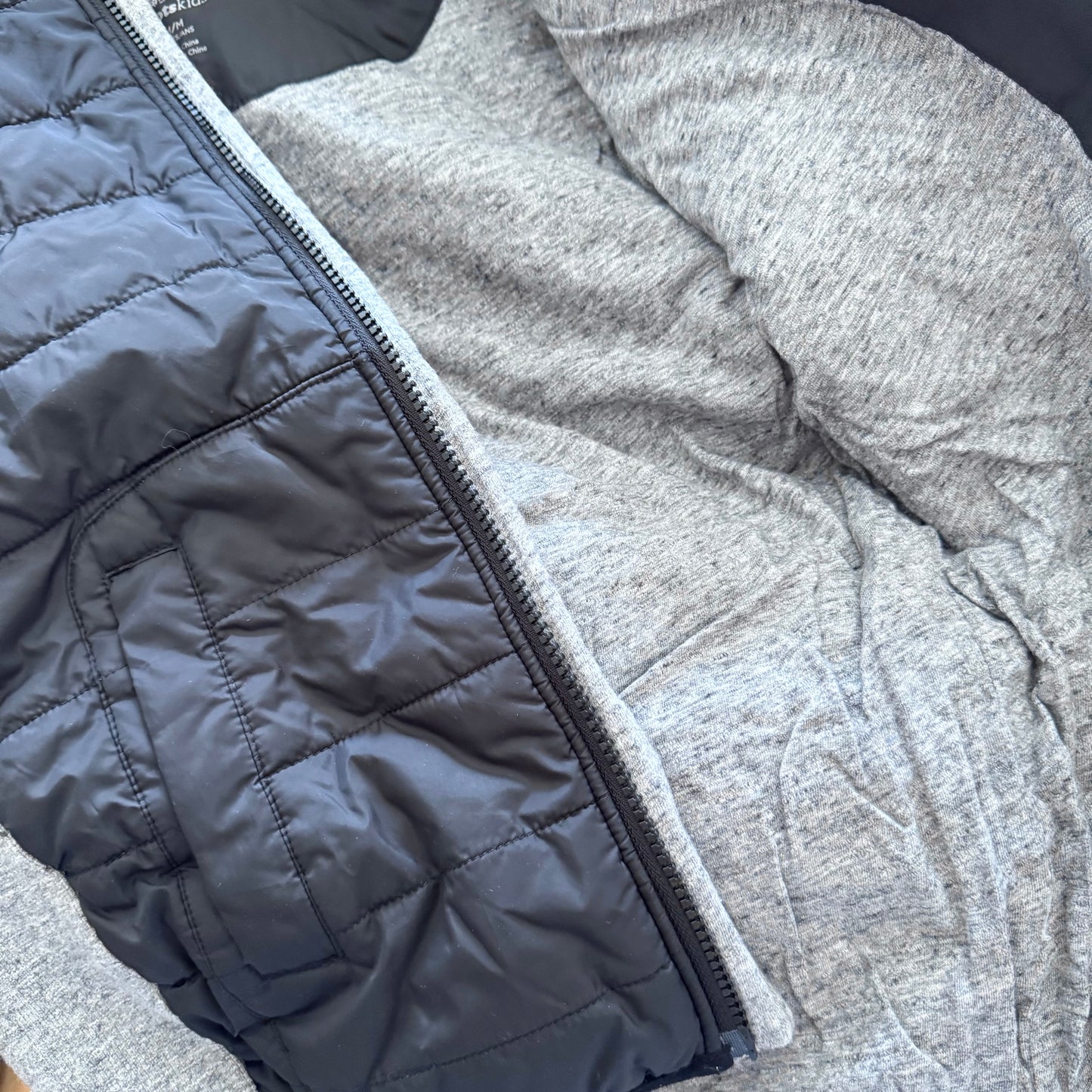 Roots / Grey x black zip up puffer hoodie / 7-8Y