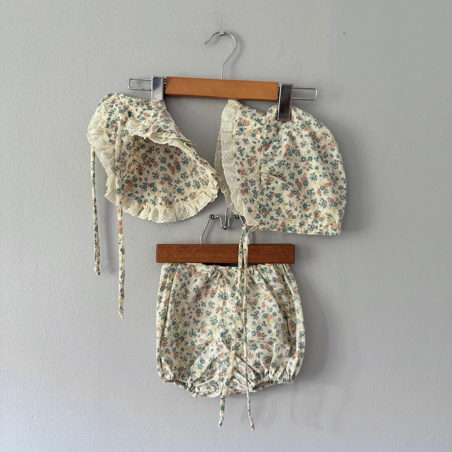 Vintage / Green floral bonnet, bib and shorts set / 12M