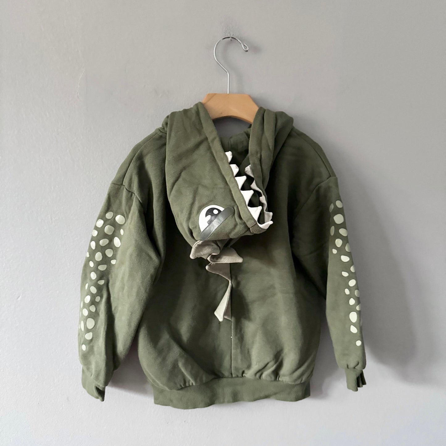 H&M / Khaki dinosaur zip up hoodie / 4-6Y