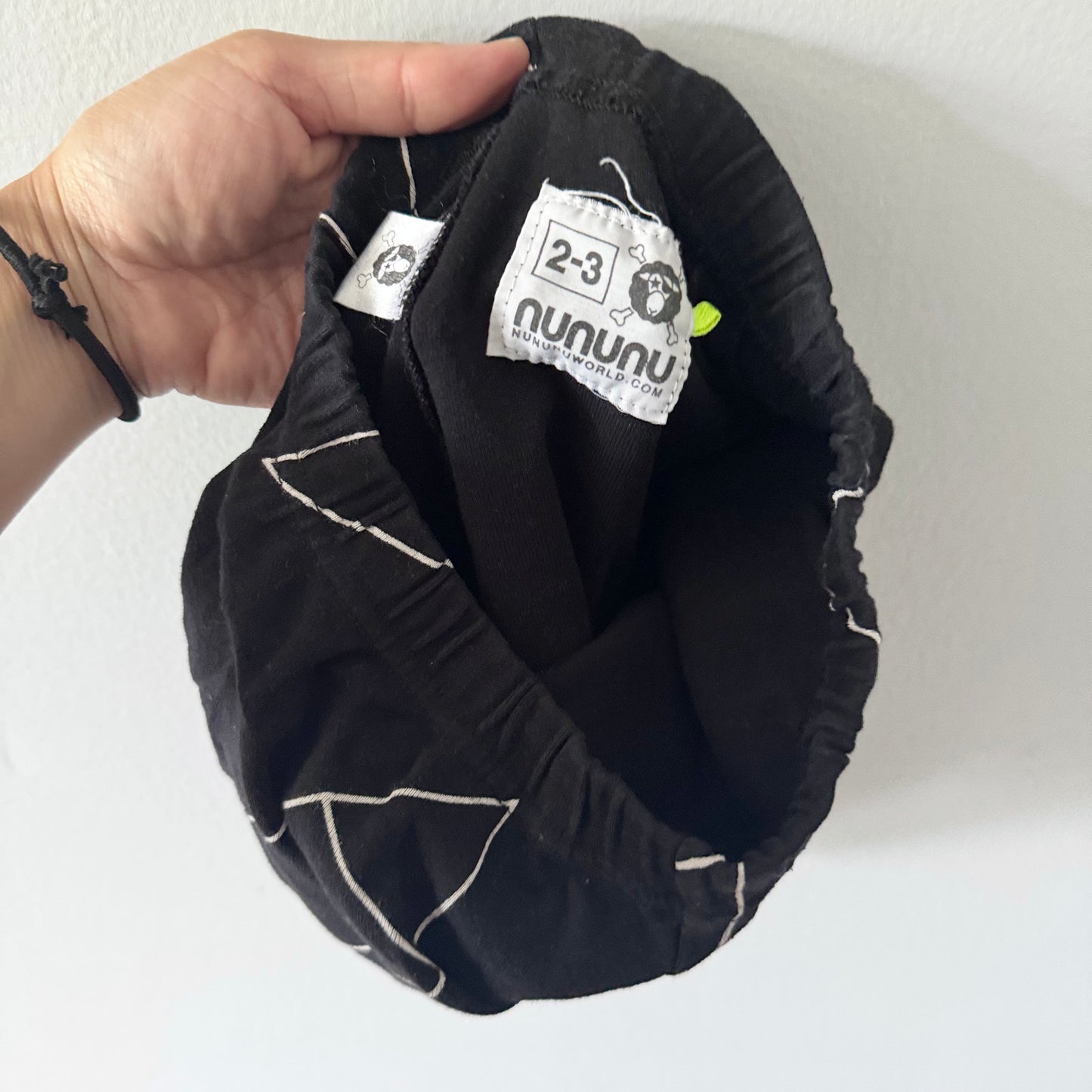 Nununu / Black shorts / 2-3Y