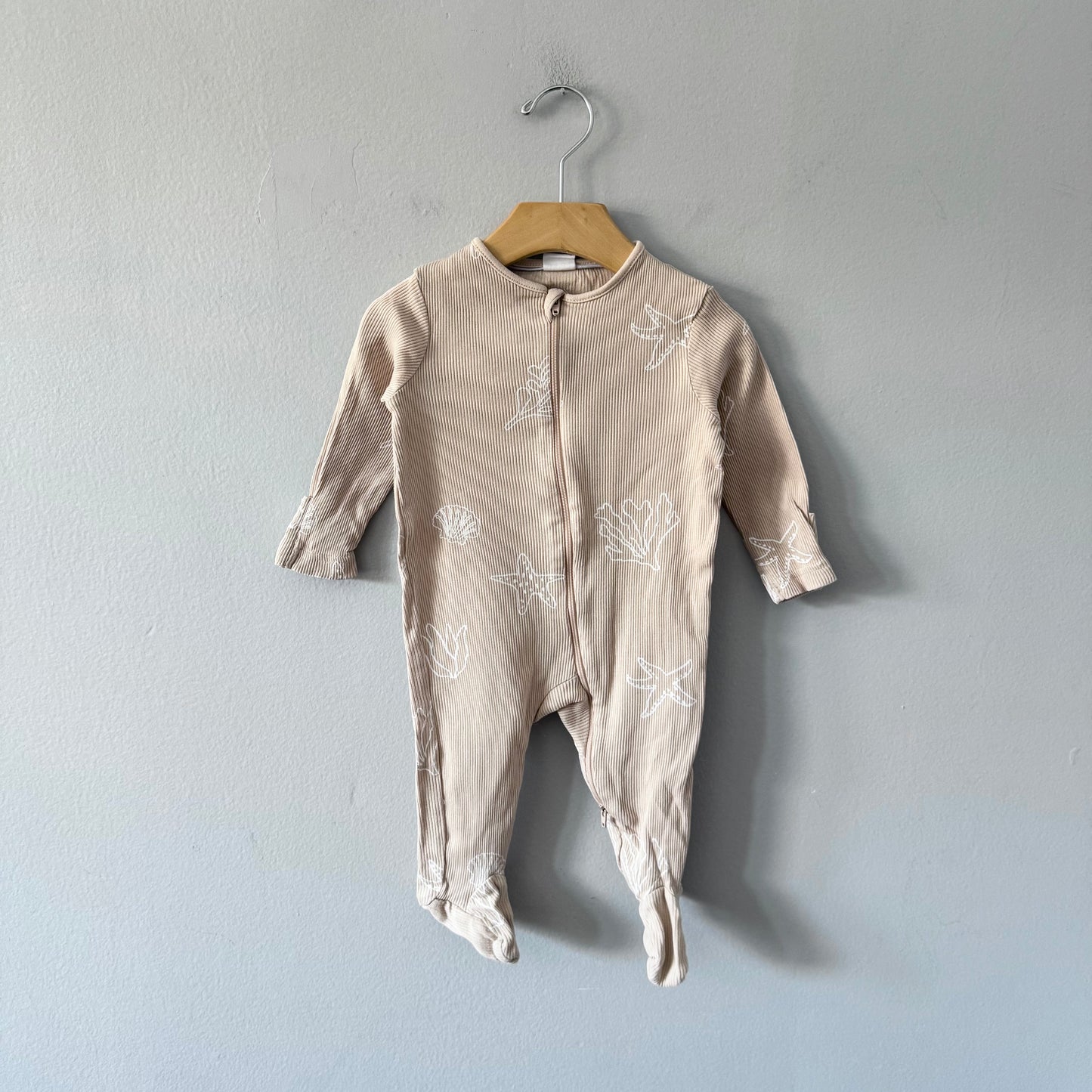 John Lewis / Beige romper / 3-6M