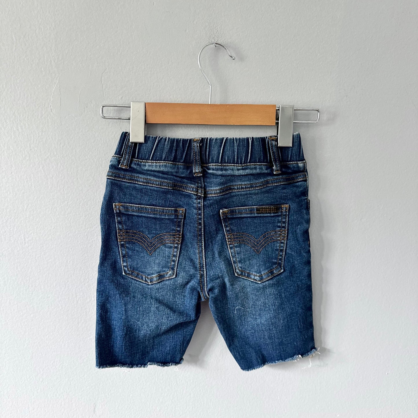 Beau Hudson	/ Short en jean / 6 ans
