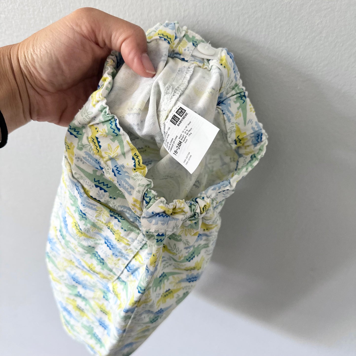 Uniqlo / White x crocodile shorts / 18-24M