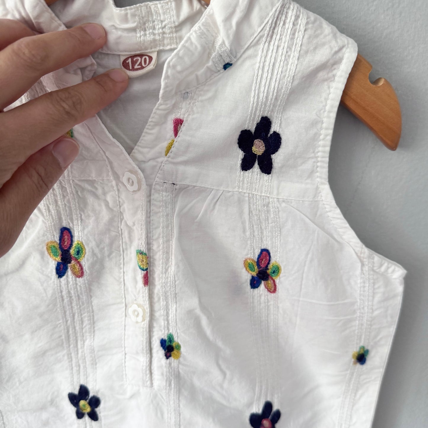 No brand / White x floral blouse / 6-7Y