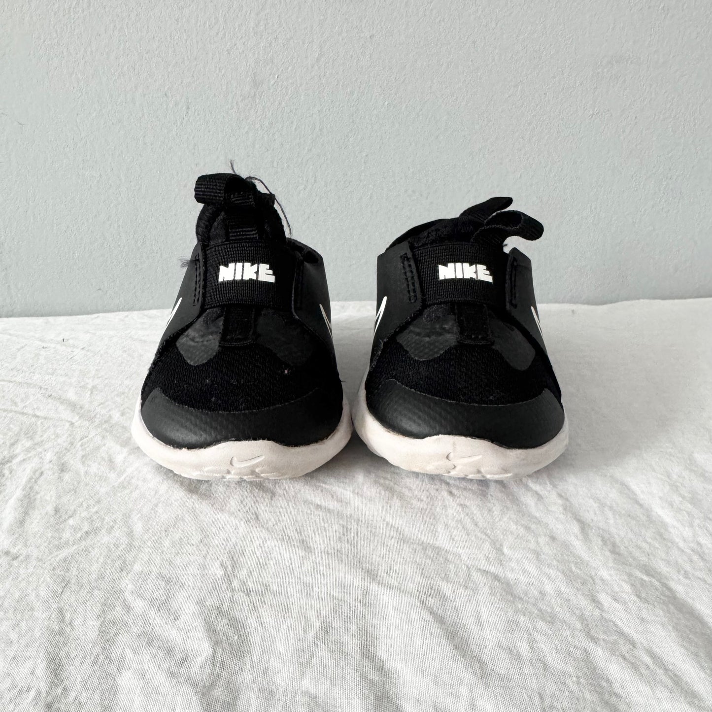 Nike / Running Shoes / US4