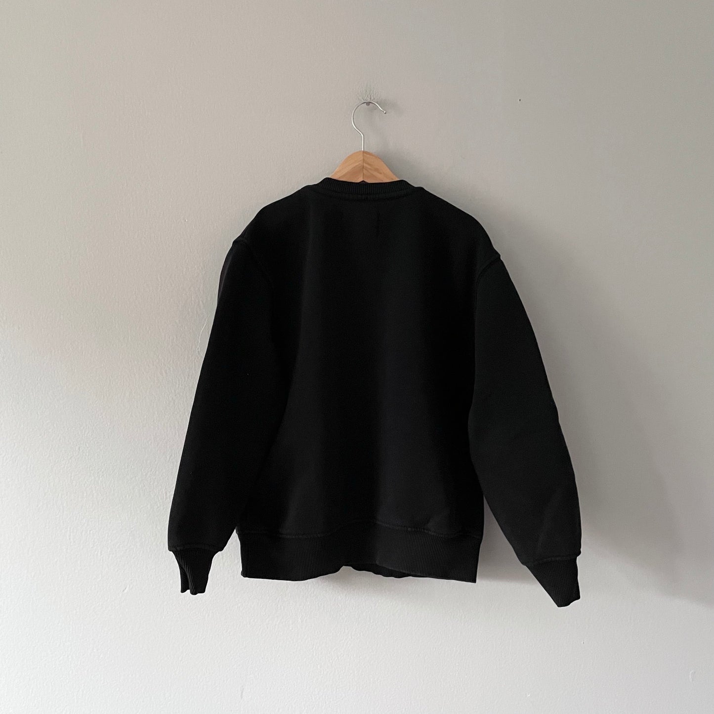 Zara / Plain black sweatshirt / 8Y