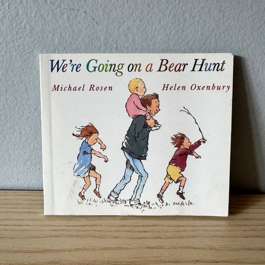 We're Going on a Bear Hunt / Michael Rosen