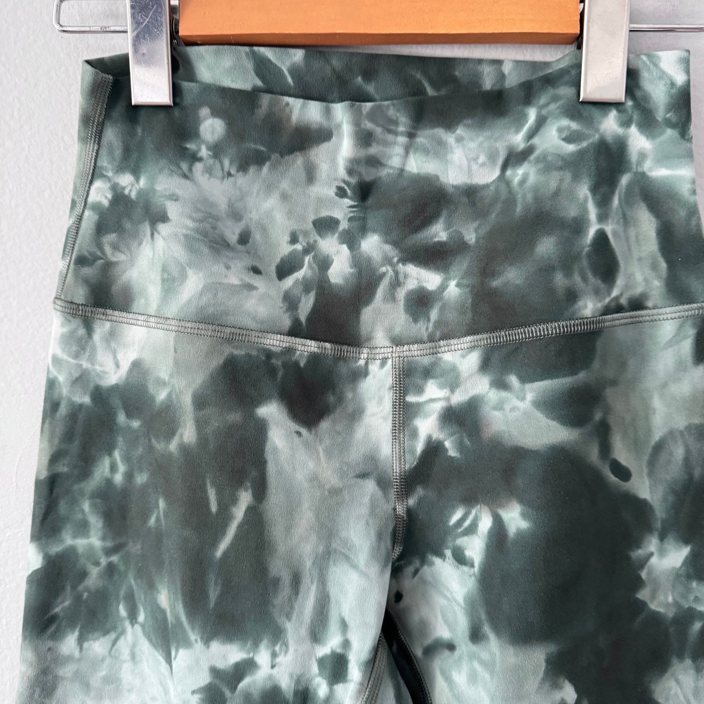 Lululemon / Tie dye leggings / Women 6
