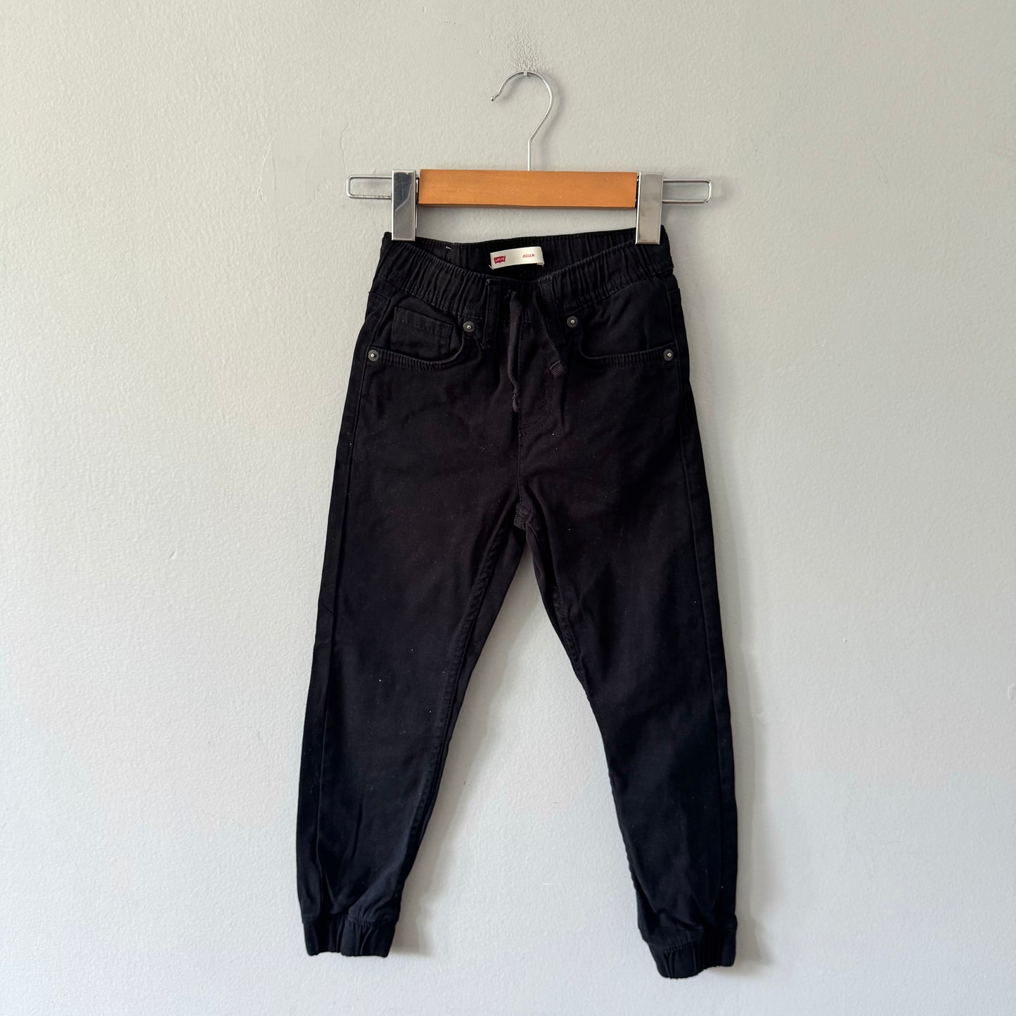 Levi's / Black jogger / 4-5Y