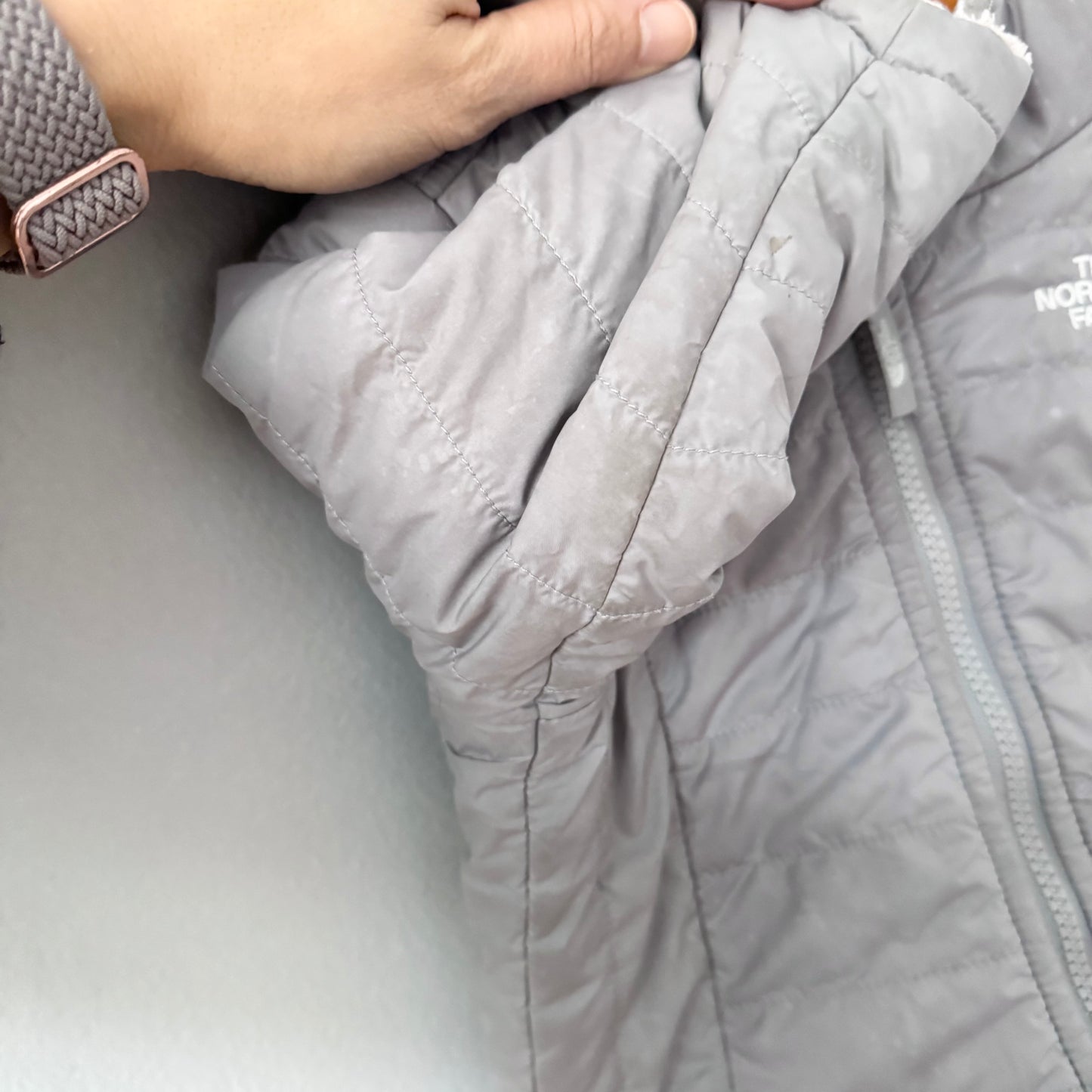 The North Face / Blouson réversible gris clair et rose clair / 12-18 mois