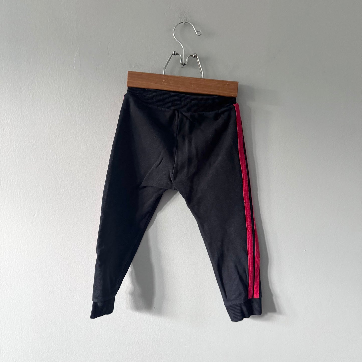 Disney / Cars	Black x red sweatpants / 3-4Y