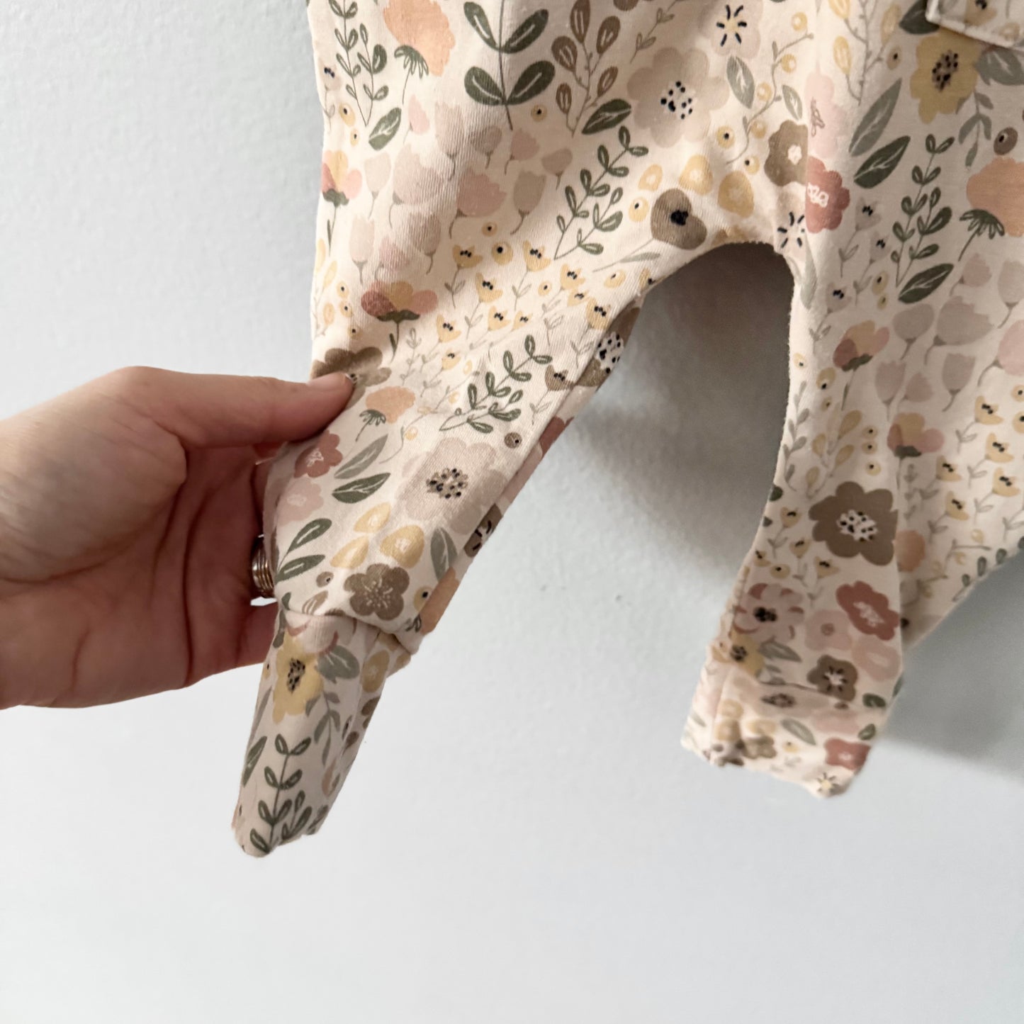 Jax & Lennon / Grenouillère manches courtes à motifs floraux beige / 0-6M