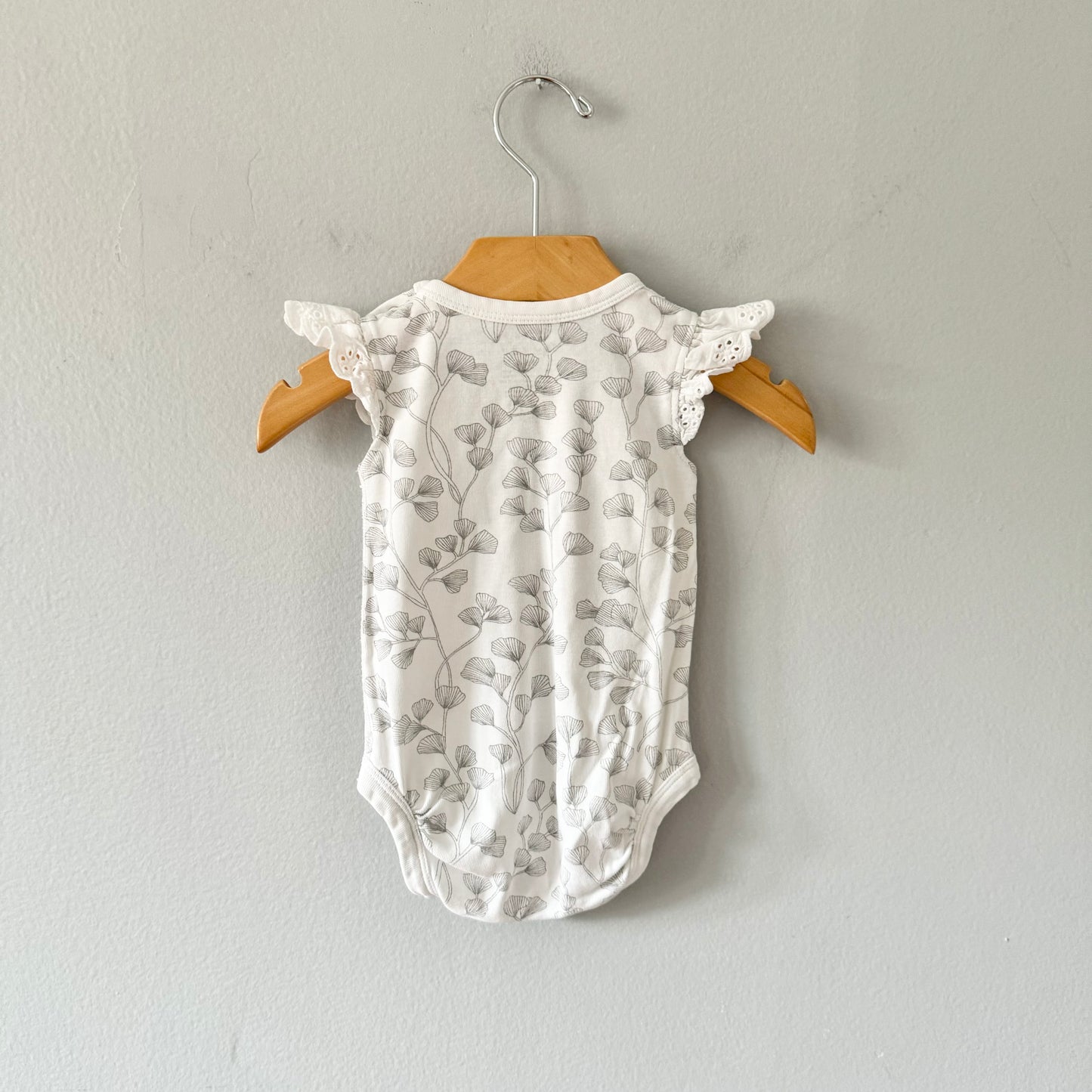 Sapling / White x grey ruffle shoulder tank onesie / 3-6M