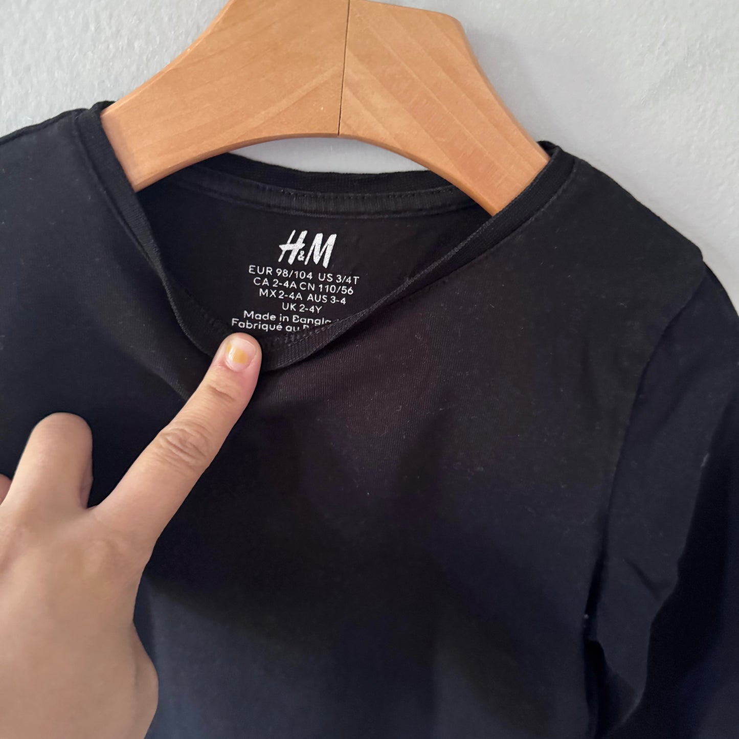 H&M / Black long sleeve top / 2-4Y