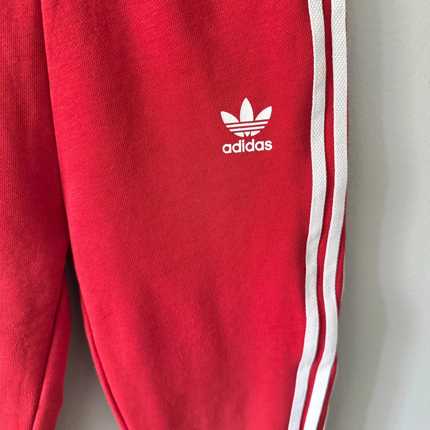 Adidas / Red sweatpants / 3-4Y