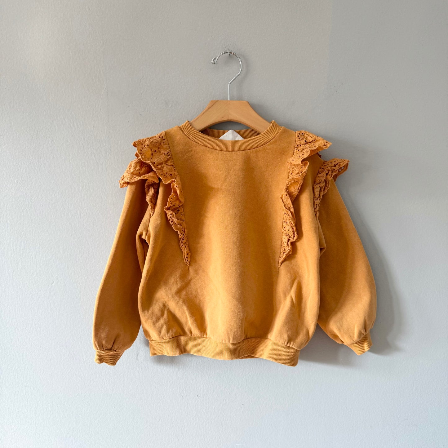 H&M / Mustard ruffle sweatshirt / 4-6Y