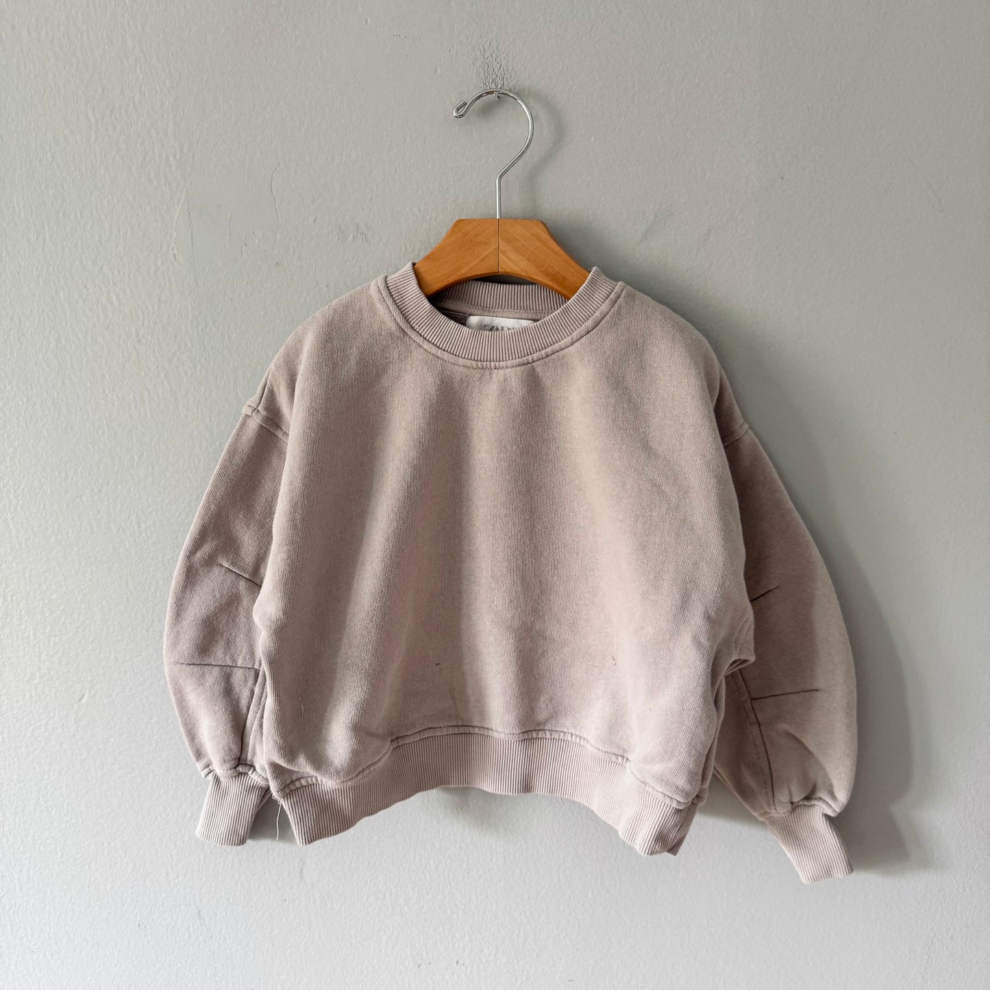 Zara / Light grey sweatshirt / 7Y