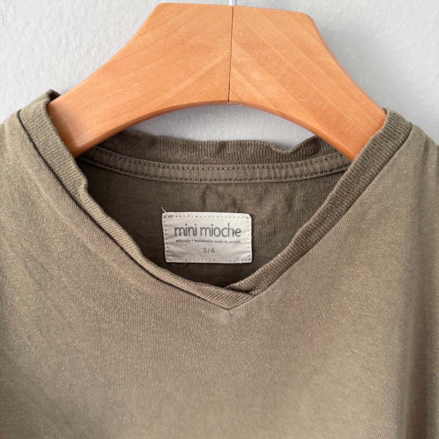 Mini mioche / Khaki V neck T-shirt / 3-4Y