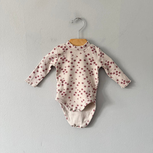 Firsts by Petit lem	/ Beige x floral ribbed onesie / 3M