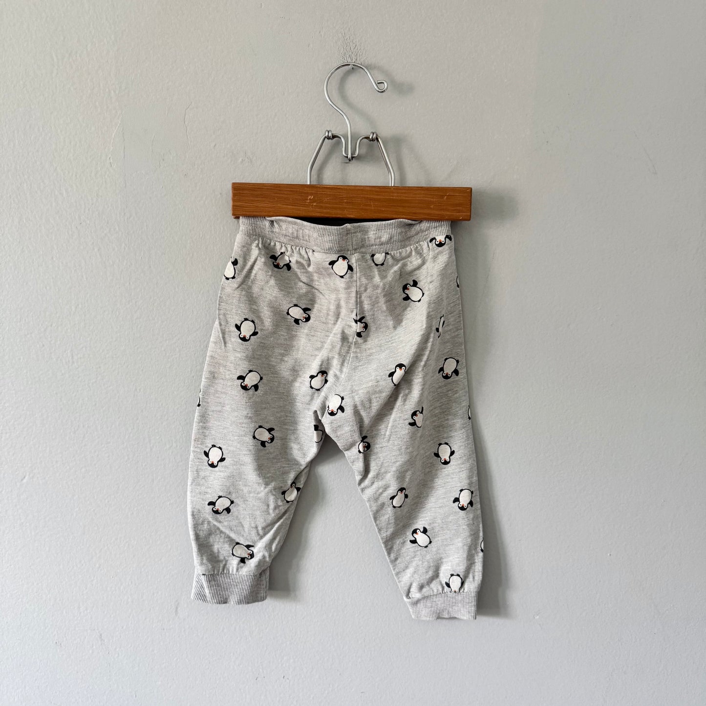 H&M / Light grey penguin sweatpants / 12-18M