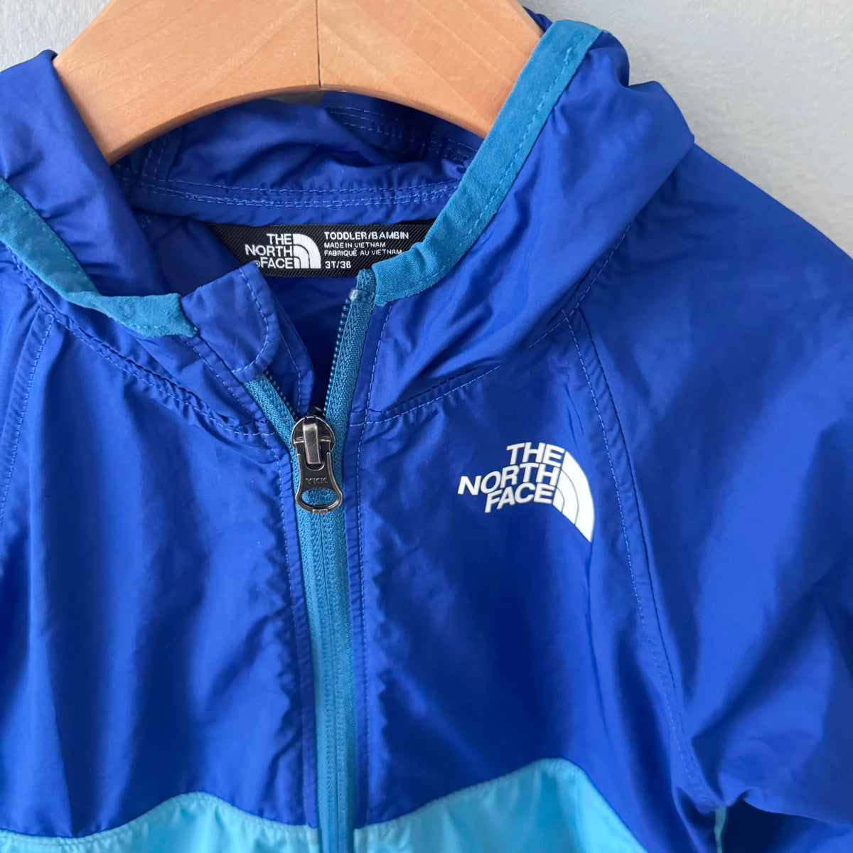 The North Face / Blue windbreaker / 3T