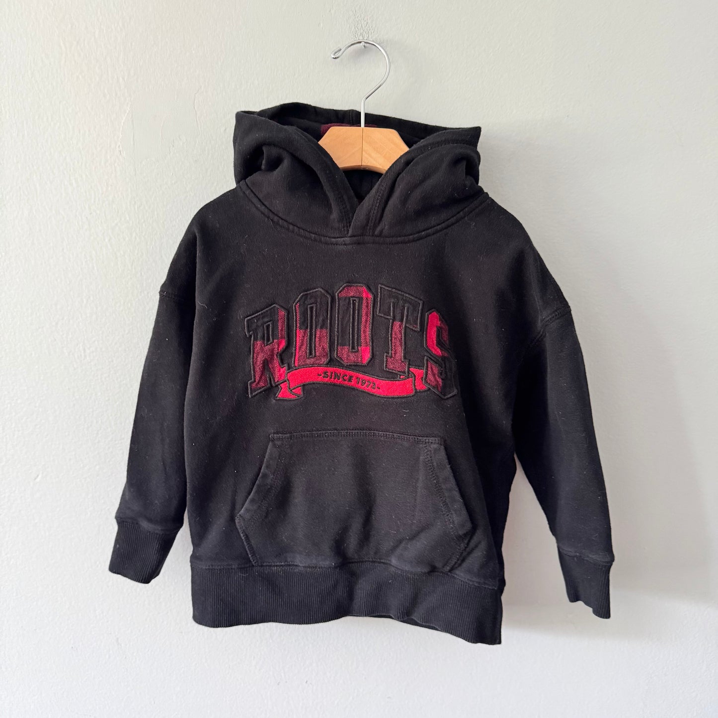 Roots / Black x red plaid hoodie / 4T