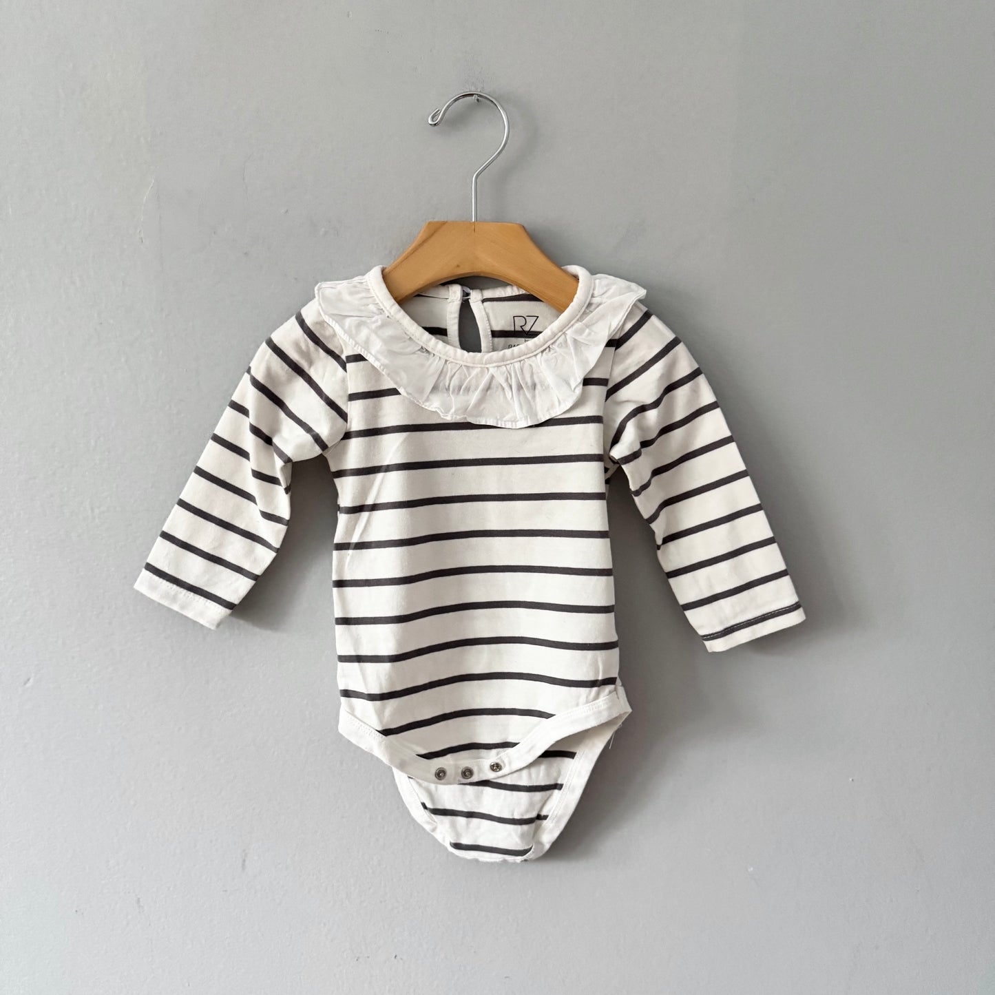 Rachel Zoe / Combinaison rayée blanc et gris / 12 mois