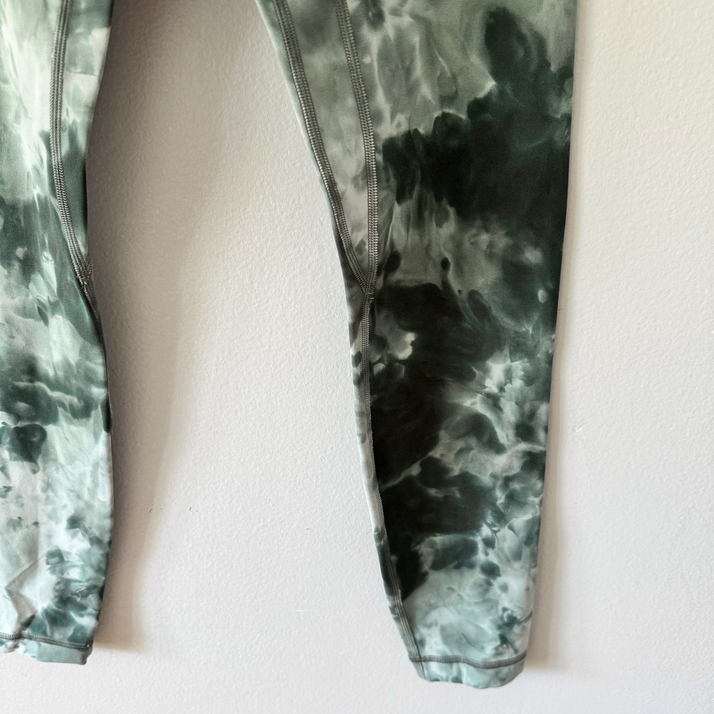 Lululemon / Tie dye leggings / Women 6