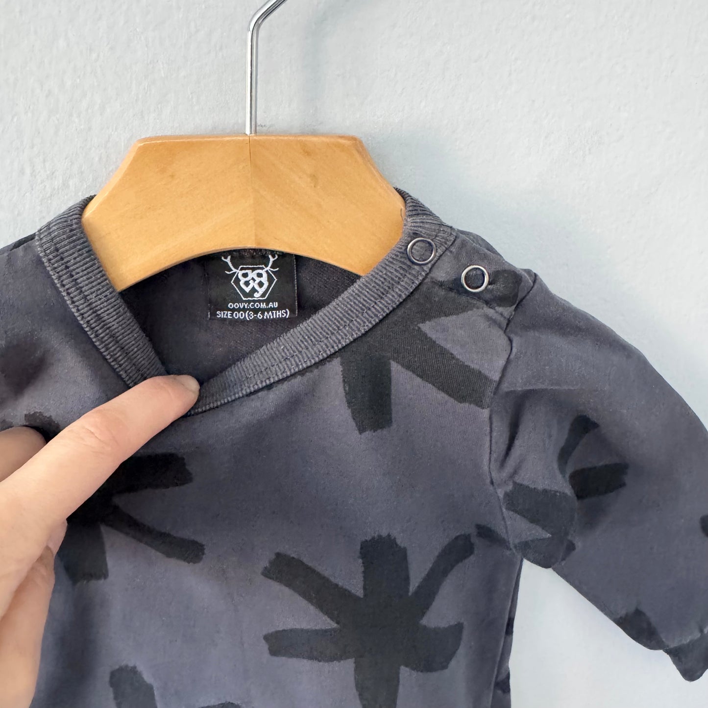 Oovy / Combinaison courte gris foncé / 3-6 mois