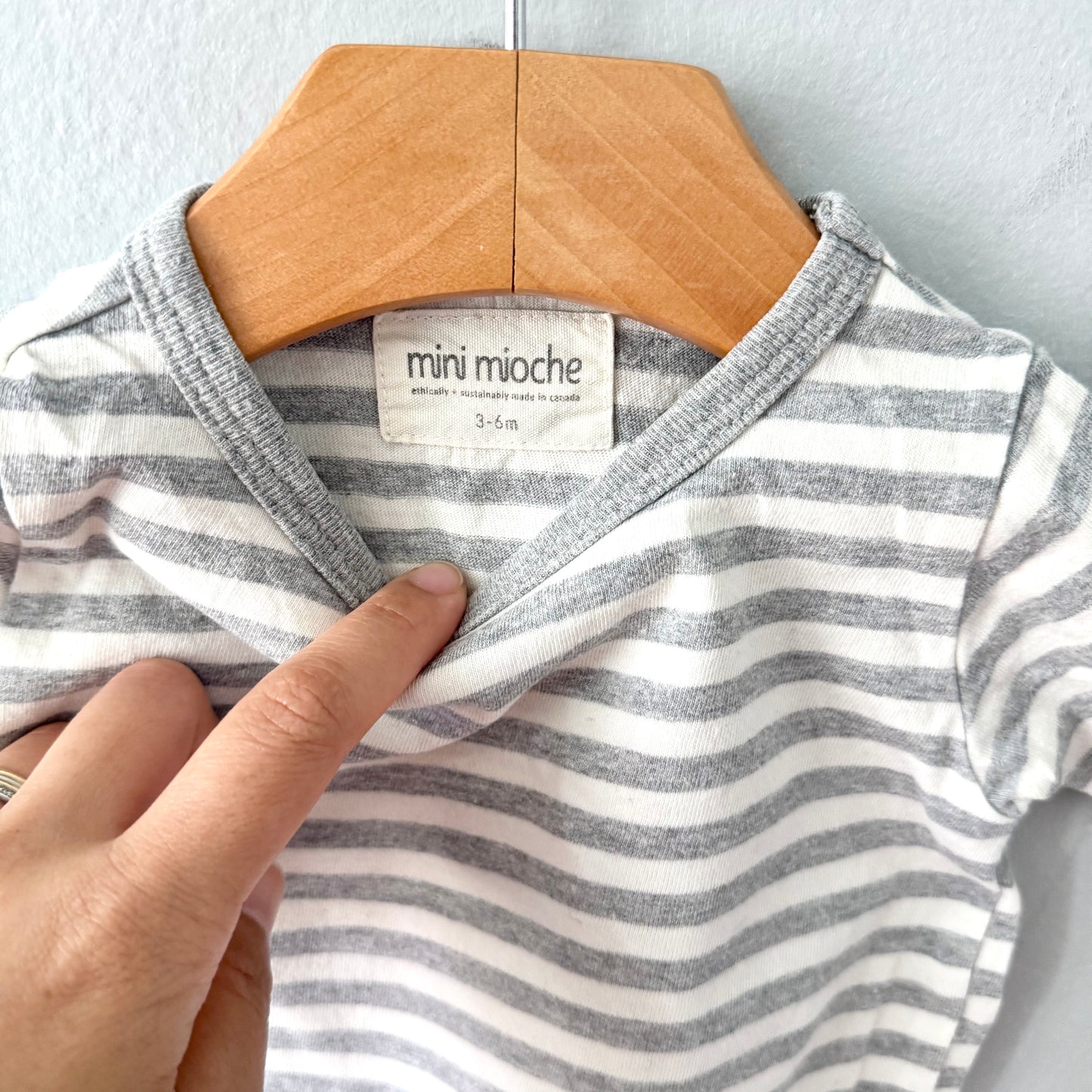 Mini mioche / White light grey stripe onesie / 3-6M