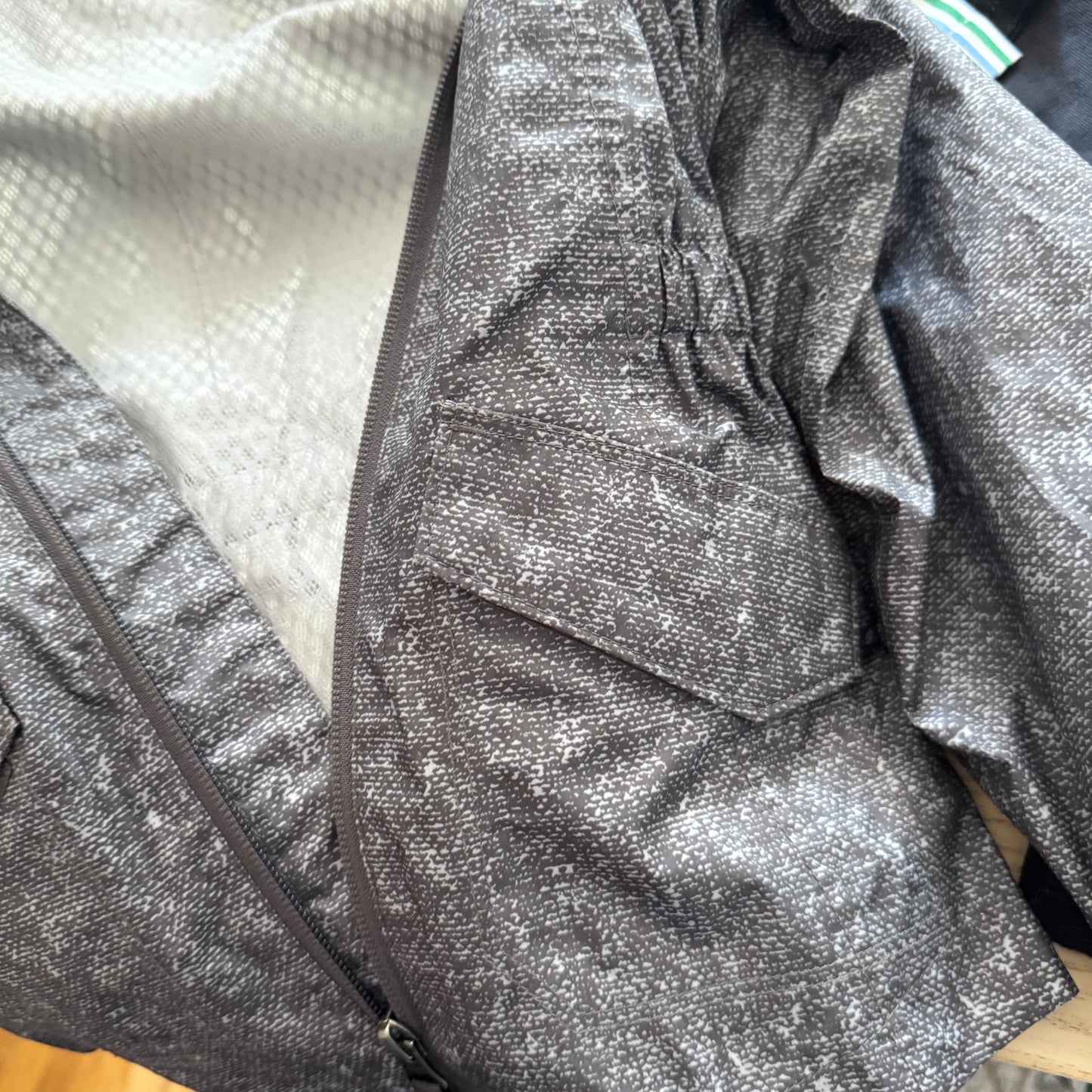 The North Face / Dark grey windbreaker / 6Y