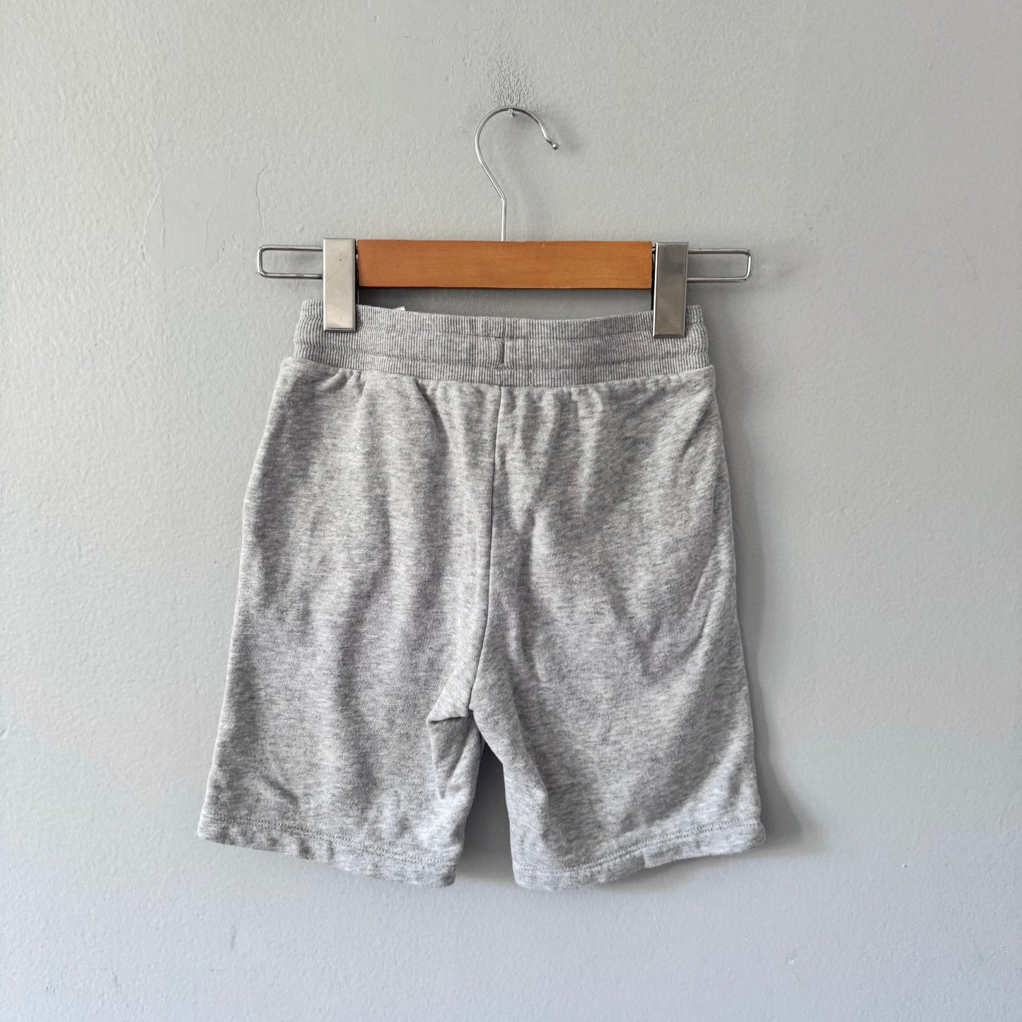 H&M / Light grey sweats shorts / 6-7Y