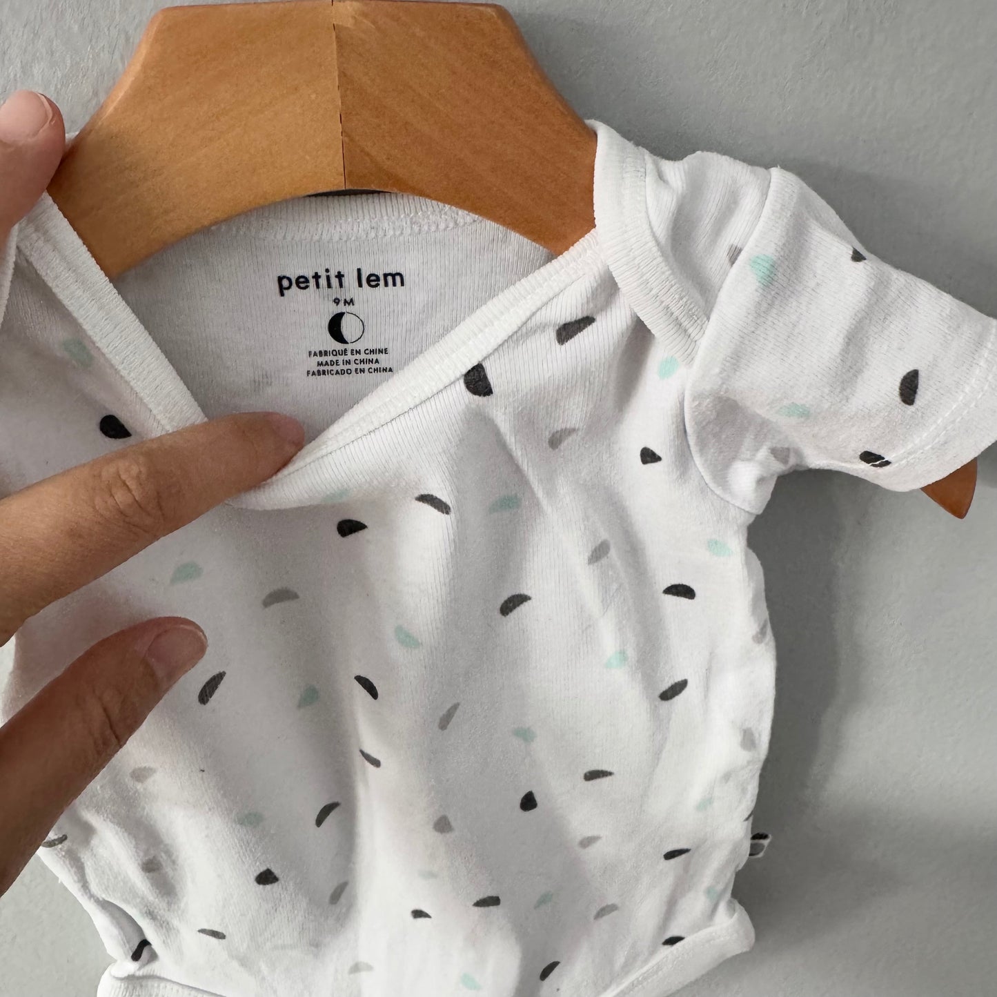 Petit Lem / White short sleeve onesie / 9M