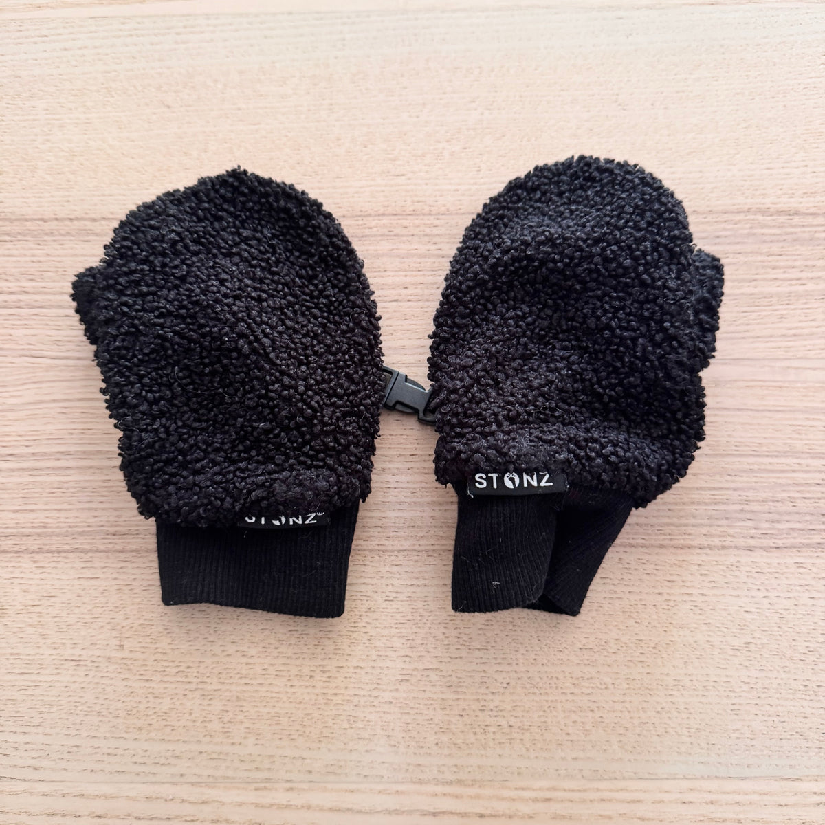 Stonz / Black mittens / 4-8Y