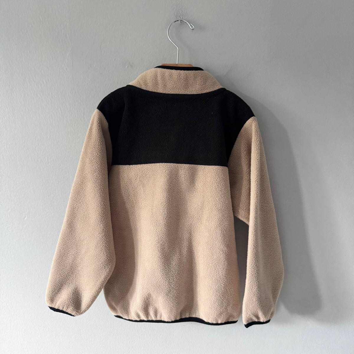 Wlkn / Beige x black fleece top / 5Y