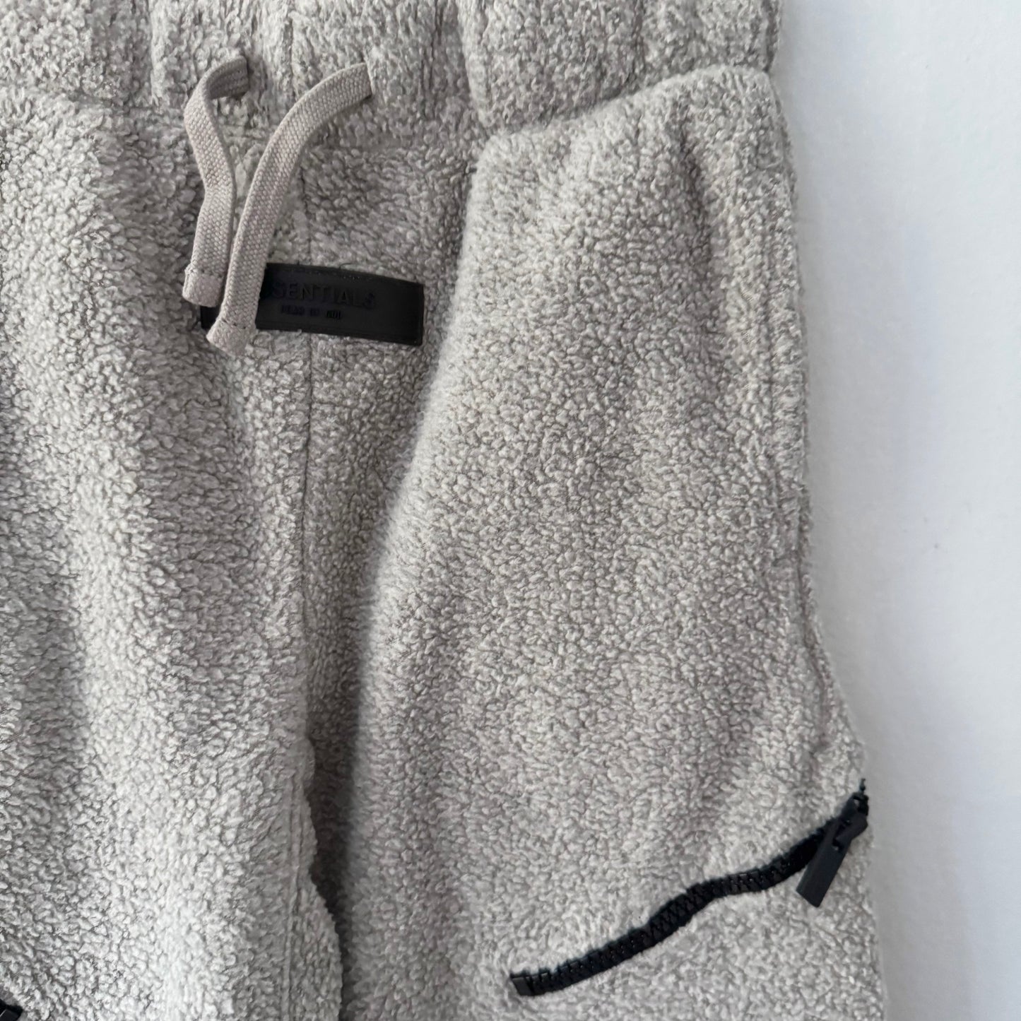 Essentials / Light grey fleece pants / 2-3Y(Fits 4Y)