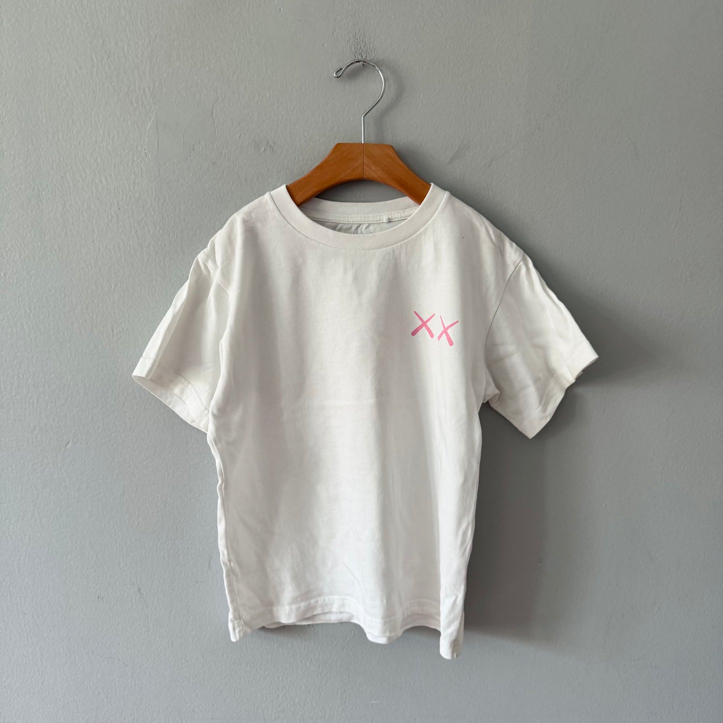 Uniqlo x Kaws / White T-shirt / 7-8Y