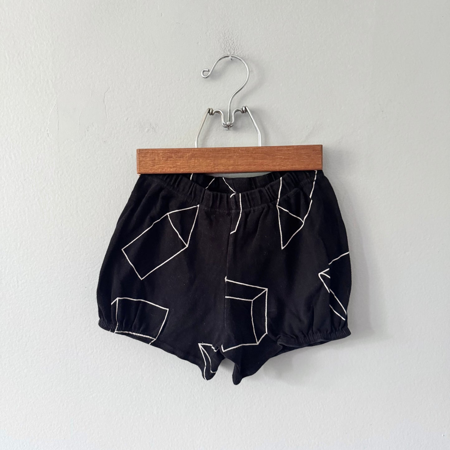 Nununu / Black shorts / 2-3Y