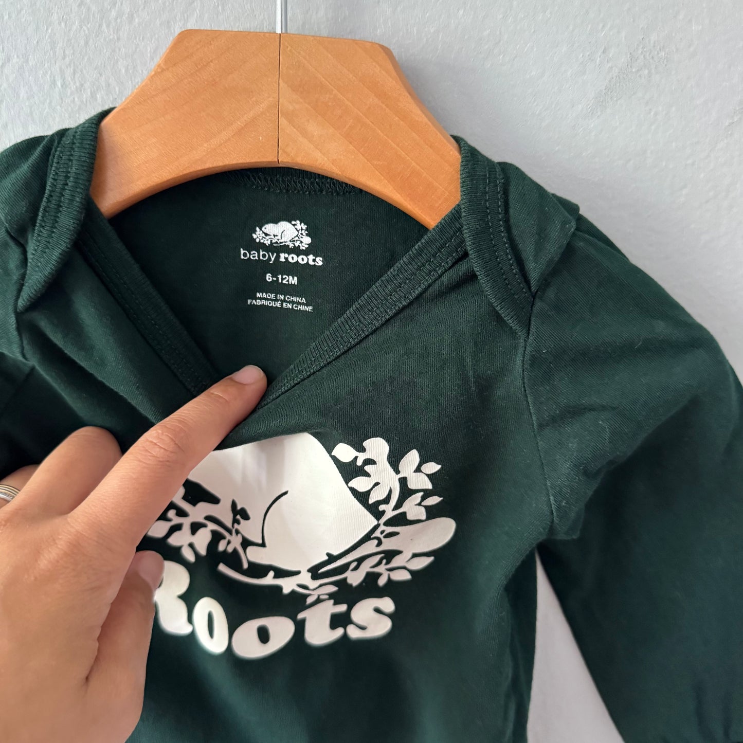 Roots / Green onesie / 6-12M