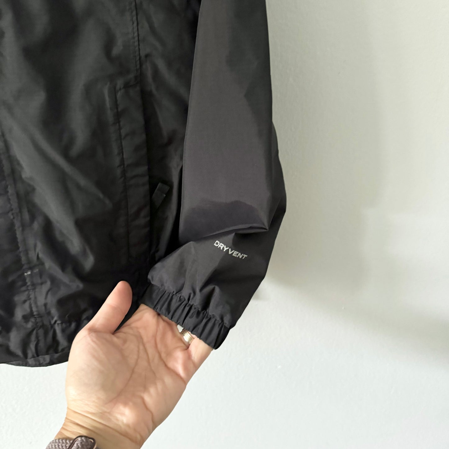 The North Face / Black windbreaker / 7-8Y