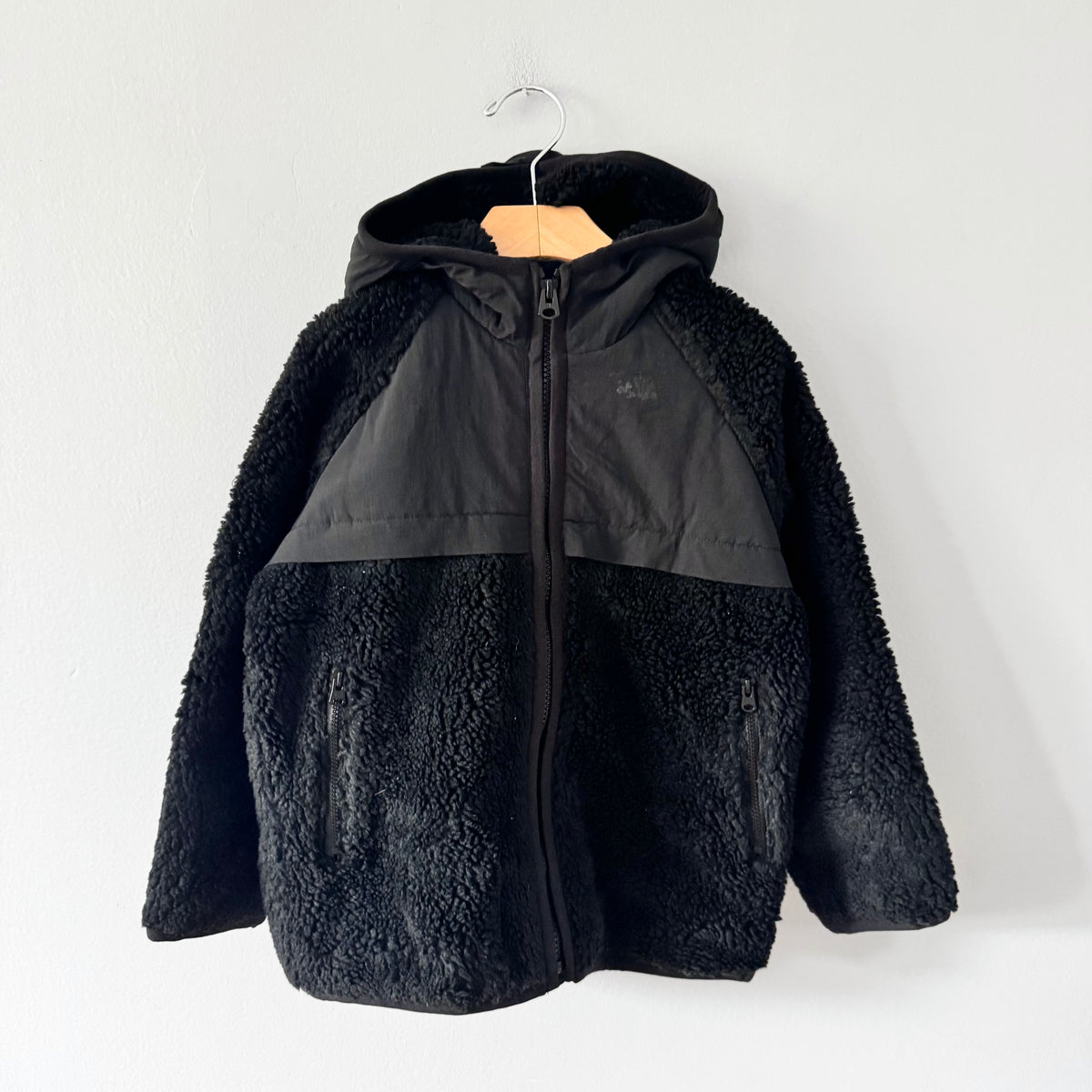 Gap / Black sherpa x nylon zip up jacket / 4-5Y