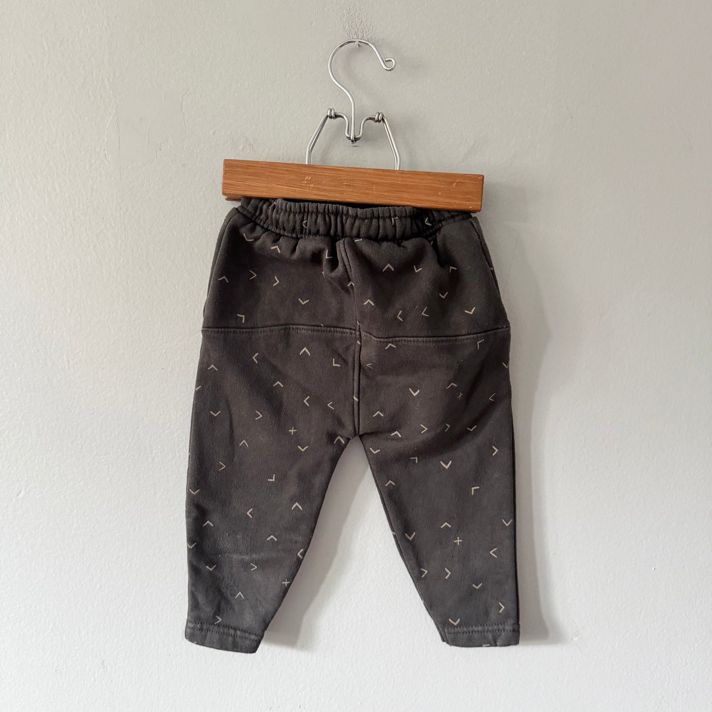 Leigh Tucker / Dark grey sweatpants / 9-12M