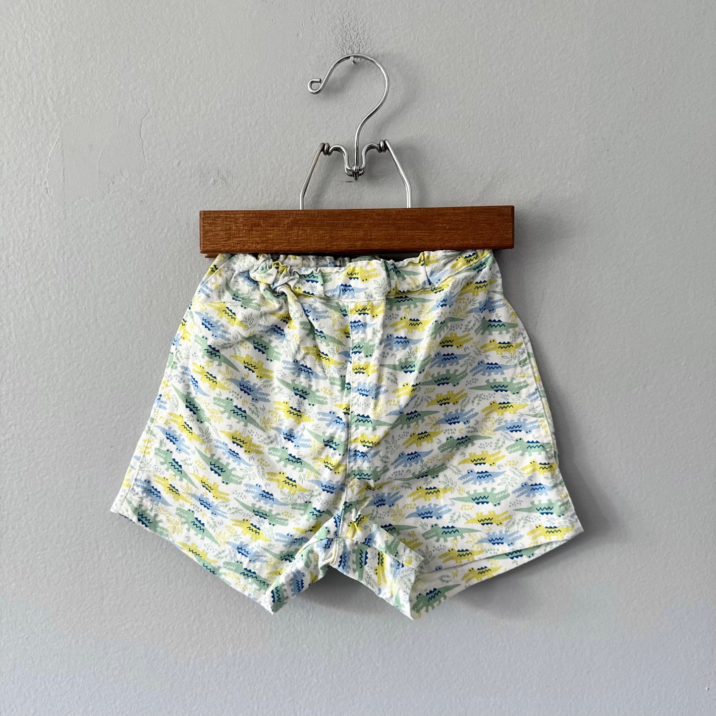 Uniqlo / White x crocodile shorts / 18-24M