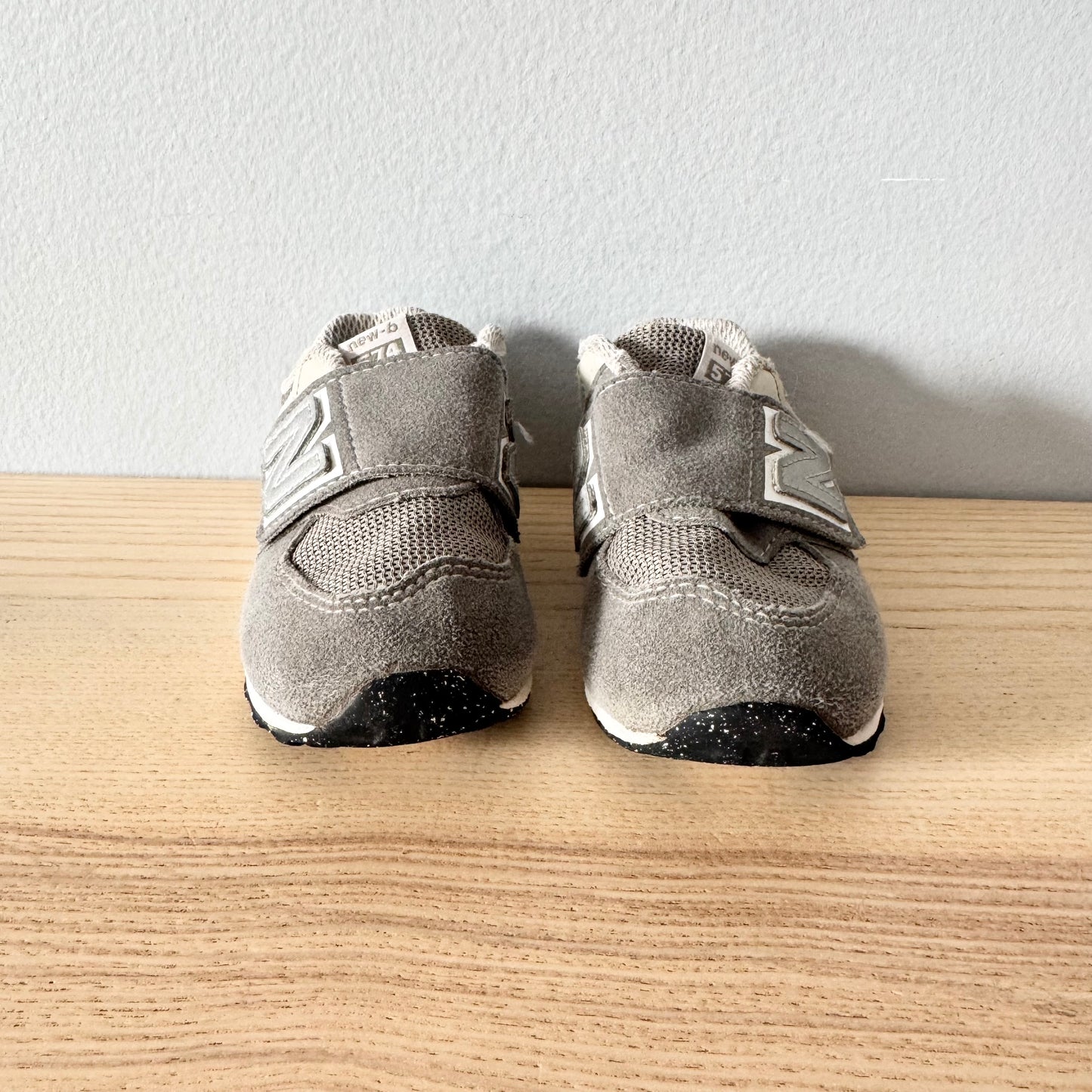 New Balance / Light grey sneaker / US6