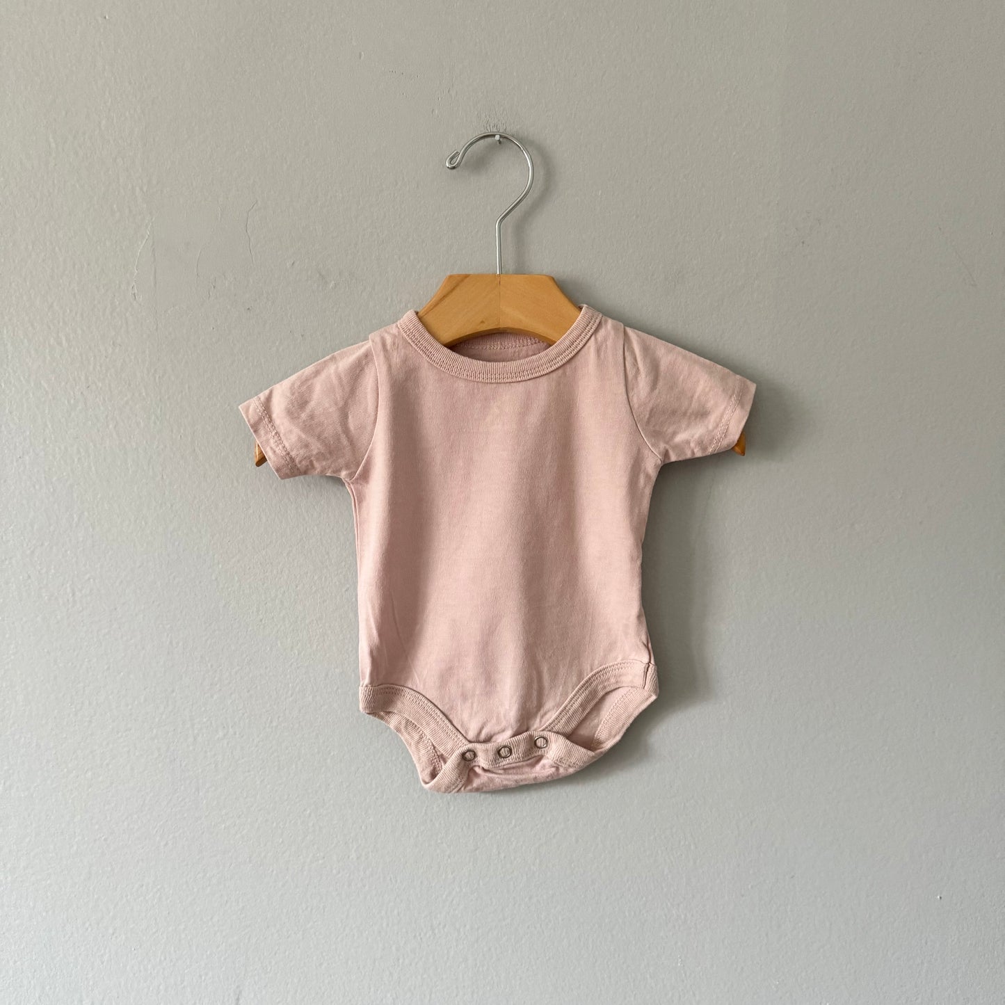 Mini mioche / Light pink short sleeve onesie / 0-3M