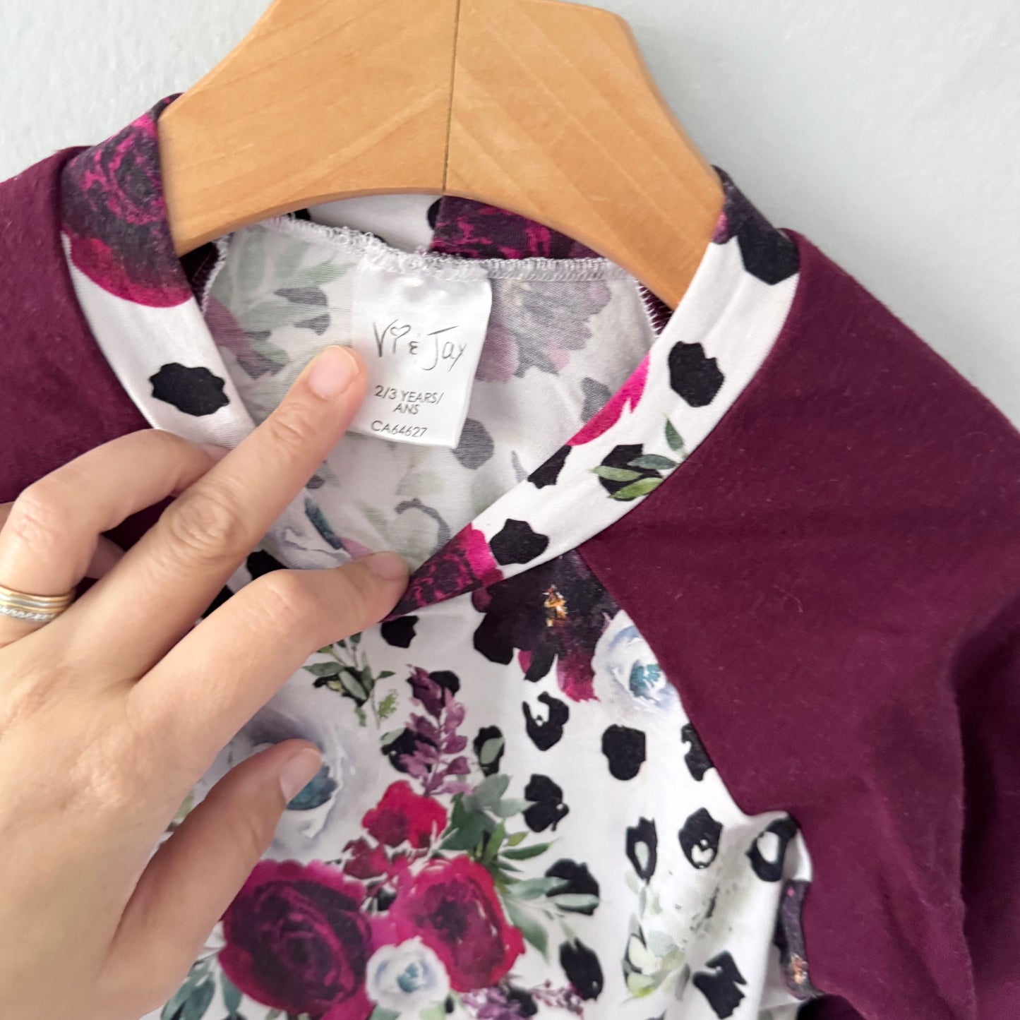 Vi & Jax / Manches longues raglan bordeaux et fleuri / 2-3 ans