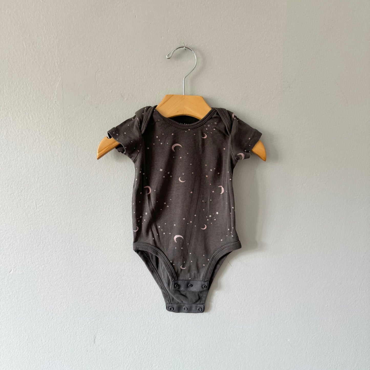 Petit Lem / Dark grey x star short sleeve onesie / 3M